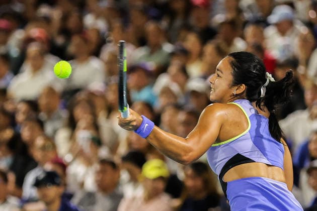 (260130) -- MANILA, Jan. 30, 2026 -- Alexandra Eala of the Philippines hits a return during the women s singles quarterfinal match between Camila Osorio of Colombia and Alexandra Eala of the Philippines at the WTA, Tennis Damen Philippine Women s Open in Manila, the Philippines, Jan. 29, 2026. ) (SP)PHILIPPINES-MANILA-TENNIS-WTA PHILIPPINE WOMEN S OPEN-SINGLES RouellexUmali 