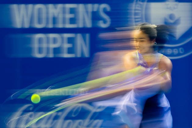 (260130) -- MANILA, Jan. 30, 2026 -- Alexandra Eala of the Philippines hits a return during the women s singles quarterfinal match between Camila Osorio of Colombia and Alexandra Eala of the Philippines at the WTA, Tennis Damen Philippine Women s Open in Manila, the Philippines, Jan. 29, 2026. ) (SP)PHILIPPINES-MANILA-TENNIS-WTA PHILIPPINE WOMEN S OPEN-SINGLES RouellexUmali 