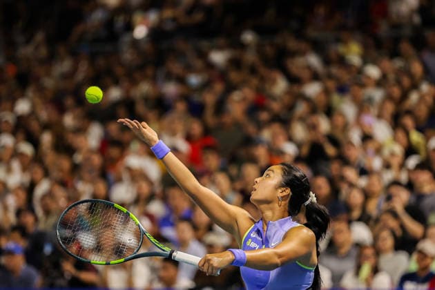 (260130) -- MANILA, Jan. 30, 2026 -- Alexandra Eala of the Philippines serves during the women s singles quarterfinal match between Camila Osorio of Colombia and Alexandra Eala of the Philippines at the WTA, Tennis Damen Philippine Women s Open in Manila, the Philippines, Jan. 29, 2026. ) (SP)PHILIPPINES-MANILA-TENNIS-WTA PHILIPPINE WOMEN S OPEN-SINGLES RouellexUmali 