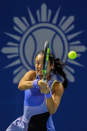 (260130) -- MANILA, Jan. 30, 2026 -- Alexandra Eala of the Philippines hits a return during the women s singles quarterfinal match between Camila Osorio of Colombia and Alexandra Eala of the Philippines at the WTA, Tennis Damen Philippine Women s Open in Manila, the Philippines, Jan. 29, 2026. ) (SP)PHILIPPINES-MANILA-TENNIS-WTA PHILIPPINE WOMEN S OPEN-SINGLES RouellexUmali 