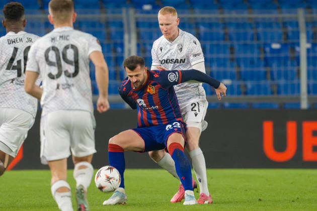 29 01 2026, Basel, St Jakob Park, Europa League FC Basel Viktoria Plzen, battle for the ball between 23 Albian Ajeti Basel and 21 Vaclav Jemelka Plzen Basel St Jakob Park Basel Switzerland Copyright: xJustPictures.ch PascalxvonxBürenx jp-en-PaVoB-Pavo_Fotografie-00650