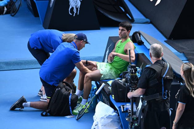 TENNIS AUSTRALIAN OPEN, Carlos Alcaraz of Spain receives medical attention during the men™s semifinal against Alexander Zverev of Germany on day 13 of the 2026 Australian Open tennis tournament at Melbourne Park in Melbourne, Friday, January 30, 2026. ( NO ARCHIVING MELBOURNE VICTORIA AUSTRALIA  Copyright: xJAMESxROSSx 20260130187944344153