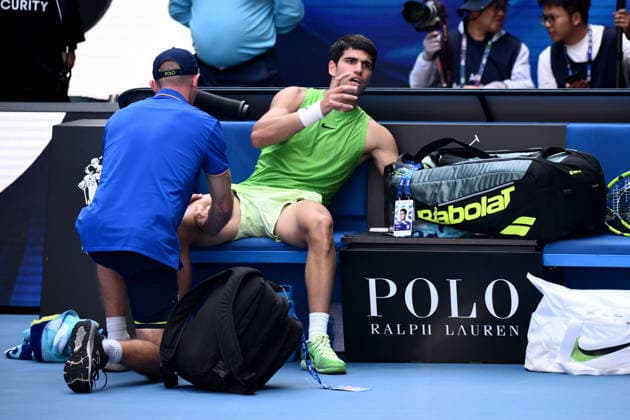 TENNIS AUSTRALIAN OPEN, Carlos Alcaraz of Spain receives medical attention during the men™s semifinal against Alexander Zverev of Germany on day 13 of the 2026 Australian Open tennis tournament at Melbourne Park in Melbourne, Friday, January 30, 2026. ( NO ARCHIVING MELBOURNE VICTORIA AUSTRALIA  Copyright: xJOELxCARRETTx 20260130183761267200