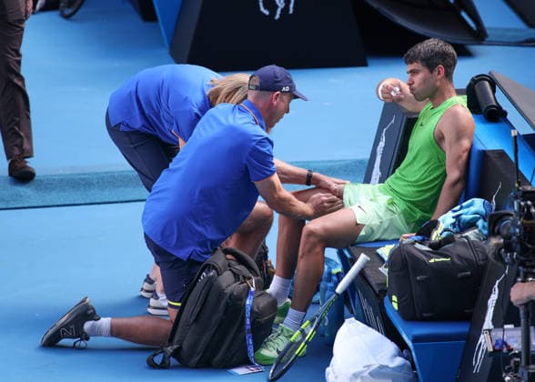 Carlos Alcaraz ESP is treated for a thigh injury, takes a painkiller, Australian Open 2026 Melbourne Park, Melbourne, Victoria, Australia Copyright: xJuergenxHasenkopfx