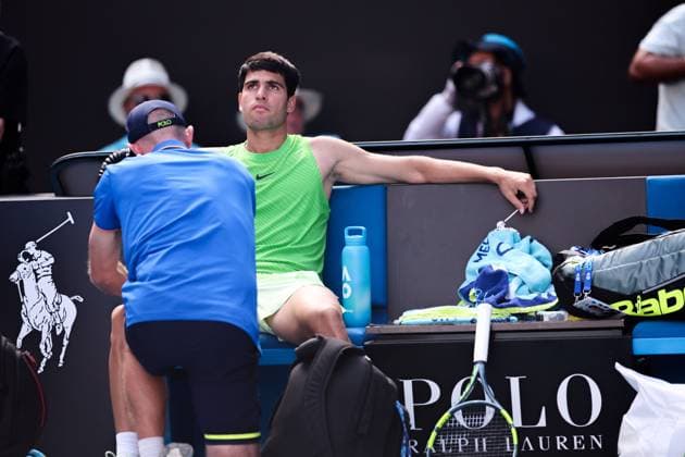 Carlos Alcaraz receives a medical timeout during his Semi-final match Australian Open tennis tournament, Day Thirteen, Melbourne Park, Australia - 30 Jan 2026Melbourne Melbourne Park Victoria (VIC) Australia  Copyright: xEllaxLing Shutterstockx 16455617r