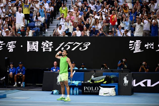 TENNIS AUSTRALIAN OPEN, Carlos Alcaraz of Spain revs up the crowd during the men™s semifinal against Alexander Zverev of Germany on day 13 of the 2026 Australian Open tennis tournament at Melbourne Park in Melbourne, Friday, January 30, 2026. ( NO ARCHIVING MELBOURNE VICTORIA AUSTRALIA  Copyright: xJOELxCARRETTx 20260130112339983566