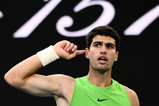 TENNIS AUSTRALIAN OPEN, Carlos Alcaraz of Spain revs up the crowd during the men™s semifinal against Alexander Zverev of Germany on day 13 of the 2026 Australian Open tennis tournament at Melbourne Park in Melbourne, Friday, January 30, 2026. ( NO ARCHIVING MELBOURNE VICTORIA AUSTRALIA  Copyright: xJOELxCARRETTx 20260130179327110611