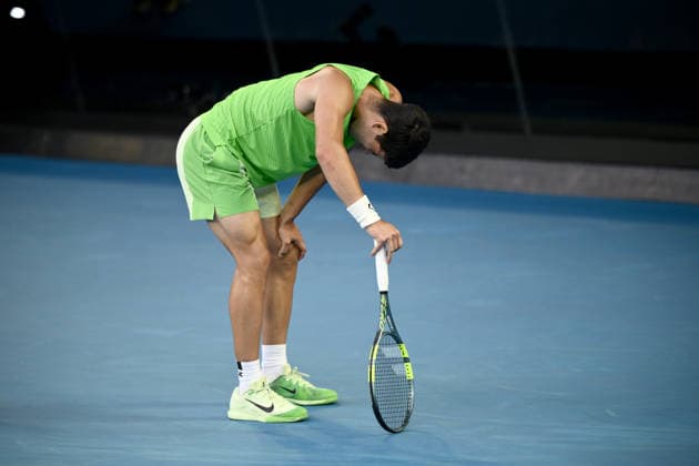 TENNIS AUSTRALIAN OPEN, Carlos Alcaraz of Spain struggles during the men™s semifinal against Alexander Zverev of Germany on day 13 of the 2026 Australian Open tennis tournament at Melbourne Park in Melbourne, Friday, January 30, 2026. ( NO ARCHIVING MELBOURNE VICTORIA AUSTRALIA  Copyright: xJOELxCARRETTx 20260130123483276112