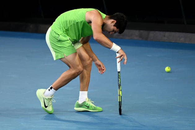 TENNIS AUSTRALIAN OPEN, Carlos Alcaraz of Spain struggles during the men™s semifinal against Alexander Zverev of Germany on day 13 of the 2026 Australian Open tennis tournament at Melbourne Park in Melbourne, Friday, January 30, 2026. ( NO ARCHIVING MELBOURNE VICTORIA AUSTRALIA  Copyright: xJOELxCARRETTx 20260130161007423033