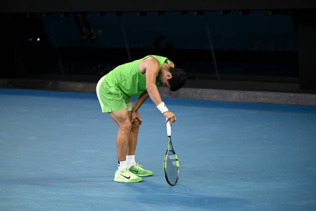 TENNIS AUSTRALIAN OPEN, Carlos Alcaraz of Spain struggles during the men™s semifinal against Alexander Zverev of Germany on day 13 of the 2026 Australian Open tennis tournament at Melbourne Park in Melbourne, Friday, January 30, 2026. ( NO ARCHIVING MELBOURNE VICTORIA AUSTRALIA  Copyright: xJOELxCARRETTx 20260130180431603732
