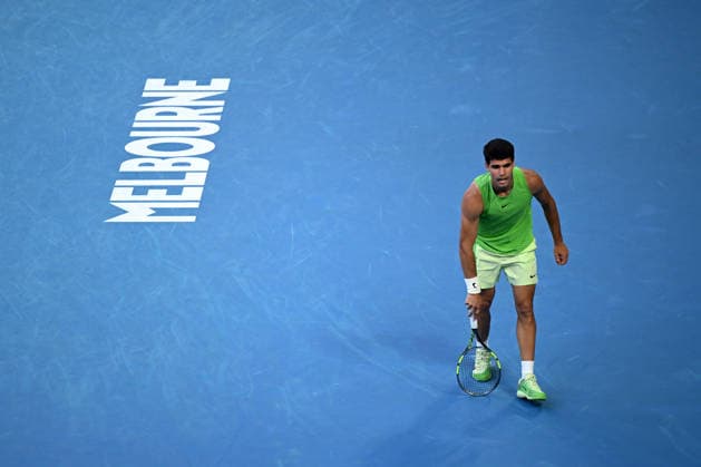 TENNIS AUSTRALIAN OPEN, Carlos Alcaraz of Spain struggles during the men™s semifinal against Alexander Zverev of Germany on day 13 of the 2026 Australian Open tennis tournament at Melbourne Park in Melbourne, Friday, January 30, 2026. ( NO ARCHIVING MELBOURNE VICTORIA AUSTRALIA  Copyright: xJAMESxROSSx 20260130123745088242