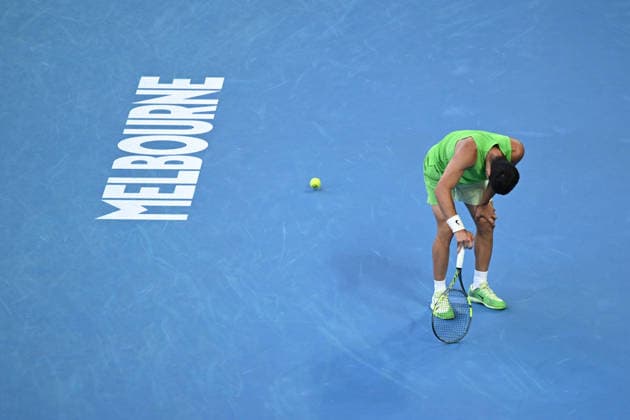 TENNIS AUSTRALIAN OPEN, Carlos Alcaraz of Spain struggles during the men™s semifinal against Alexander Zverev of Germany on day 13 of the 2026 Australian Open tennis tournament at Melbourne Park in Melbourne, Friday, January 30, 2026. ( NO ARCHIVING MELBOURNE VICTORIA AUSTRALIA  Copyright: xJAMESxROSSx 20260130133494130348