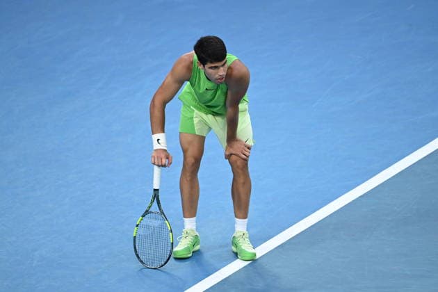 TENNIS AUSTRALIAN OPEN, Carlos Alcaraz of Spain struggles during the men™s semifinal against Alexander Zverev of Germany on day 13 of the 2026 Australian Open tennis tournament at Melbourne Park in Melbourne, Friday, January 30, 2026. ( NO ARCHIVING MELBOURNE VICTORIA AUSTRALIA  Copyright: xJAMESxROSSx 20260130198648428600