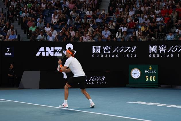 5 hours is shown on the clock during the Semi-final match between Carlos Alcaraz and Alexander Zverev Australian Open tennis tournament, Day Thirteen, Melbourne Park, Australia - 30 Jan 2026Melbourne Melbourne Park Victoria (VIC) Australia  Copyright: xEllaxLing Shutterstockx 16455617az