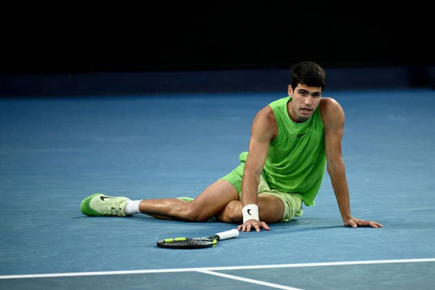 TENNIS AUSTRALIAN OPEN, Carlos Alcaraz of Spain collapses to the court as he takes match point during the men™s semifinal against Alexander Zverev of Germany on day 13 of the 2026 Australian Open tennis tournament at Melbourne Park in Melbourne, Friday, January 30, 2026. ( NO ARCHIVING MELBOURNE VICTORIA AUSTRALIA  Copyright: xJOELxCARRETTx 20260130187351359037