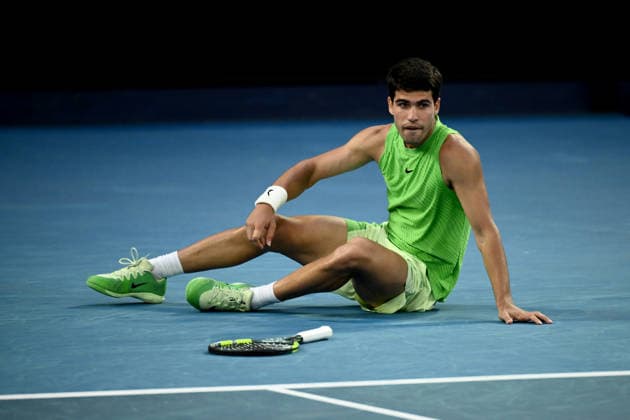 TENNIS AUSTRALIAN OPEN, Carlos Alcaraz of Spain collapses to the court as he takes match point during the men™s semifinal against Alexander Zverev of Germany on day 13 of the 2026 Australian Open tennis tournament at Melbourne Park in Melbourne, Friday, January 30, 2026. ( NO ARCHIVING MELBOURNE VICTORIA AUSTRALIA  Copyright: xJOELxCARRETTx 20260130136478266362