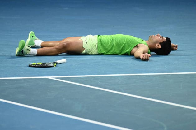 TENNIS AUSTRALIAN OPEN, Carlos Alcaraz of Spain collapses to the court as he takes match point during the men™s semifinal against Alexander Zverev of Germany on day 13 of the 2026 Australian Open tennis tournament at Melbourne Park in Melbourne, Friday, January 30, 2026. ( NO ARCHIVING MELBOURNE VICTORIA AUSTRALIA  Copyright: xJOELxCARRETTx 20260130193427730649