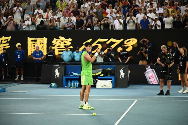 TENNIS AUSTRALIAN OPEN, Carlos Alcaraz of Spain celebrates his win in the men™s semifinal against Alexander Zverev of Germany on day 13 of the 2026 Australian Open tennis tournament at Melbourne Park in Melbourne, Friday, January 30, 2026. ( NO ARCHIVING MELBOURNE VICTORIA AUSTRALIA  Copyright: xJOELxCARRETTx 20260130142408292140