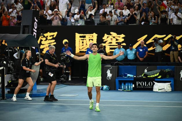 TENNIS AUSTRALIAN OPEN, Carlos Alcaraz of Spain celebrates his win in the men™s semifinal against Alexander Zverev of Germany on day 13 of the 2026 Australian Open tennis tournament at Melbourne Park in Melbourne, Friday, January 30, 2026. ( NO ARCHIVING MELBOURNE VICTORIA AUSTRALIA  Copyright: xJOELxCARRETTx 20260130121294600000