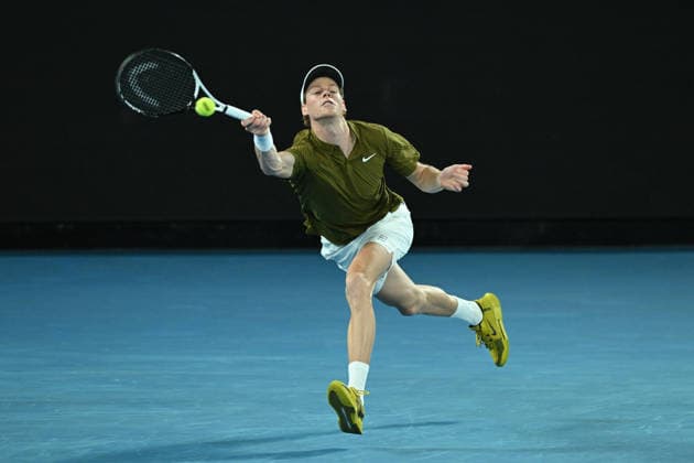 TENNIS AUSTRALIAN OPEN, Jannik Sinner of Italy in action during the men™s semifinal against Novak Djokovic of Serbia on day 13 of the 2026 Australian Open tennis tournament at Melbourne Park in Melbourne, Friday, January 30, 2026. ( NO ARCHIVING MELBOURNE VICTORIA AUSTRALIA  Copyright: xJAMESxROSSx 20260130140748616660