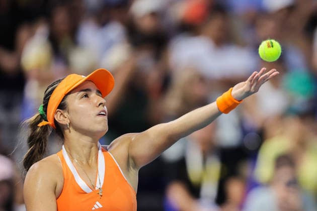 (260130) -- MANILA, Jan. 30, 2026 -- Camila Osorio serves during the women s singles semifinal match between Camila Osorio of Colombia and Solana Sierra of Argentina at the WTA, Tennis Damen Philippine Women s Open in Manila, the Philippines, Jan. 30, 2026. ) (SP)PHILIPPINES-MANILA-WTA PHILIPPINE WOMEN S OPEN RouellexUmali 