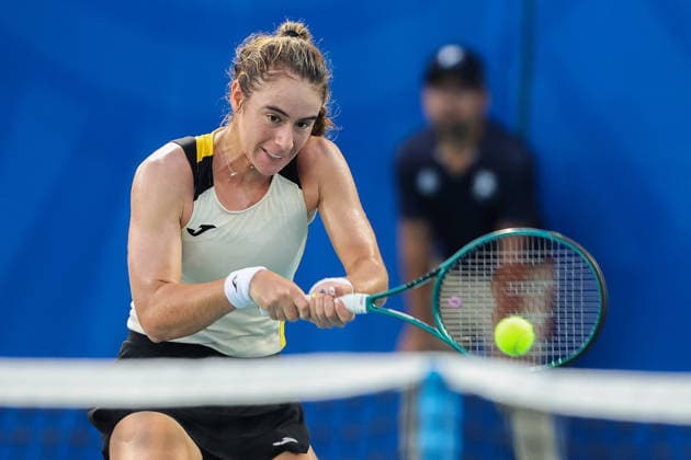 (260130) -- MANILA, Jan. 30, 2026 -- Solana Sierra hits a return during the women s singles semifinal match between Camila Osorio of Colombia and Solana Sierra of Argentina at the WTA, Tennis Damen Philippine Women s Open in Manila, the Philippines, Jan. 30, 2026. ) (SP)PHILIPPINES-MANILA-WTA PHILIPPINE WOMEN S OPEN RouellexUmali 