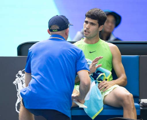 (260130) -- MELBOURNE, Jan. 30, 2026 -- Carlos Alcaraz (R) receives medical treatment during the men s singles semifinal match between Carlos Alcaraz of Spain and Alexander Zverev of Germany at the Australian Open tennis tournament in Melbourne, Australia, Jan. 30, 2026. (Photo by Xinhua) (SP)AUSTRALIA-MELBOURNE-TENNIS-AUSTRALIAN OPEN-MEN S SINGLES-SEMIFINAL HuxJingchen 