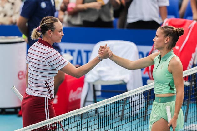 (260130) -- MANILA, Jan. 30, 2026 -- Donna Vekic (L) of Croatia greets Tatiana Prozorova of Russia after their women s singles semifinal match at the WTA, Tennis Damen Philippine Women s Open in Manila, the Philippines, Jan. 30, 2026. ) (SP)PHILIPPINES-MANILA-TENNIS-WTA PHILIPPINE WOMEN S OPEN-SINGLES ROUELLExUMALI 
