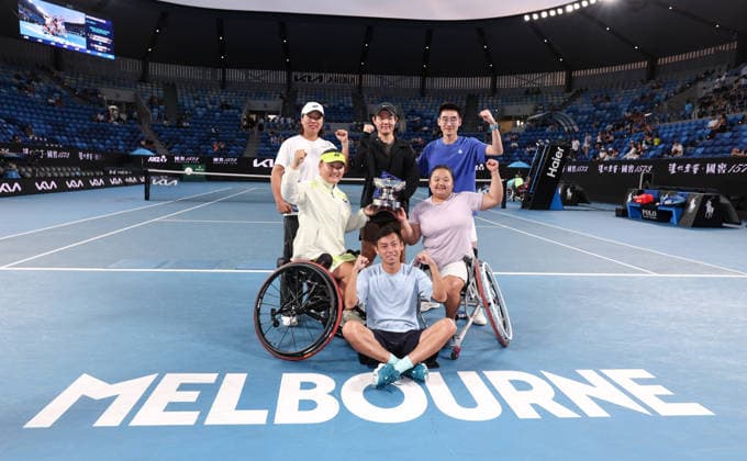 (260130) -- MELBOURNE, Jan. 30, 2026 -- Wang Ziying (R, 2nd row) Li Xiaohui (L, 2nd row) pose with their team members after the women s wheelchair doubles final between Wang Ziying Li Xiaohui (China) and Zhu Zhenzhen (China) Kamiji Yui (Japan) at the Australian Open tennis tournament in Melbourne, Australia, Jan. 30, 2026. ) (SP)AUSTRALIA-MELBOURNE-TENNIS-AUSTRALIAN OPEN-WOMEN S WHEELCHAIR DOUBLES-FINAL MaxPing 