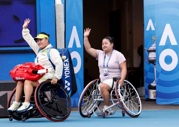 (260130) -- MELBOURNE, Jan. 30, 2026 -- Wang Ziying (R) Li Xiaohui enters the court before the women s wheelchair doubles final between Wang Ziying Li Xiaohui (China) and Zhu Zhenzhen (China) Kamiji Yui (Japan) at the Australian Open tennis tournament in Melbourne, Australia, Jan. 30, 2026. ) (SP)AUSTRALIA-MELBOURNE-TENNIS-AUSTRALIAN OPEN-WOMEN S WHEELCHAIR DOUBLES-FINAL MaxPing 