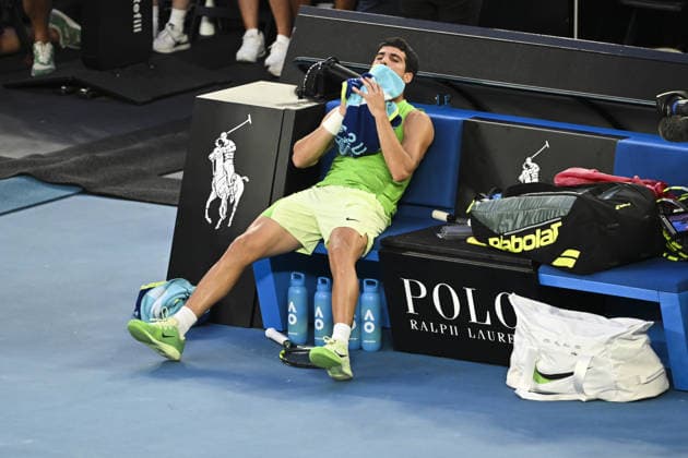 Australian Open 2026 MELBOURNE, AUSTRALIA - JANUARY 30: Carlos Alcaraz (ESP) rests during the Semifinals match at the Australian Open grand slam tennis tournament at Melbourne Park in Melbourne, Australia on January 30, 2026 Mark Avellino Anadolu Melbourne Australia. Editorial use only. Please get in touch for any other usage.  Copyright: x2026xAnadoluxMarkxAvellinox