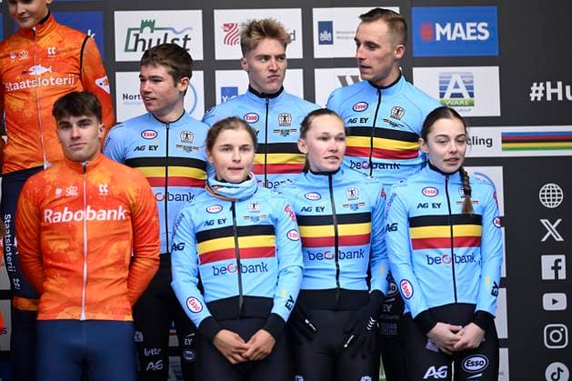 UCI World Championships 2026 Hulst HULST, THE NETHERLANDS - JANUARY 30 : Team Belgium (bronze medal) : Moors Fleur (BEL), De Bruyckere Kay (BEL), Brouwers Julie (BEL), Van Lee Jari (BEL), Peeters Zita (BEL), Vandeputte Niels (BEL) pictured during the podium ceremony of the 2026 UCI Cyclo-Cross World Championships for Team Relay on January 30, 2026 in Hulst, The Netherlands, 30 01 2026 Hulst The Netherlands  Copyright: xNicoxVereeckenx