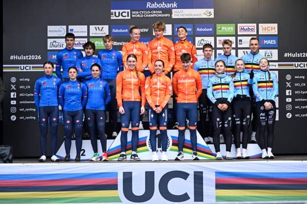 UCI World Championships 2026 Hulst HULST, THE NETHERLANDS - JANUARY 30 : Team Italiy (silver medal) : Grigolini Filippo, Viezzi Stefano (Ita), Casasola Sara (Ita), Ferri Elisa, Pellizotti Giorgia (Ita), Fontana Filippo Team Netherlands (gold medal) ; Van Den Eijnden Guus (Ned), Heeren Delano, Versluis Isis (Ned), Bentveld Leonie, Van Anrooij Shirin (Ned), Del Grosso Tibor (NED) and Team Belgium (bronze medal) : Moors Fleur (BEL), De Bruyckere Kay (BEL), Brouwers Julie (BEL), Van Lee Jari (BEL), Peeters Zita (BEL), Vandeputte Niels (BEL) pictured during the podium ceremony of the 2026 UCI Cyclo-Cross World Championships for Team Relay on January 30, 2026 in Hulst, The Netherlands, 30 01 2026 Hulst The Netherlands Copyright: xNicoxVereeckenx