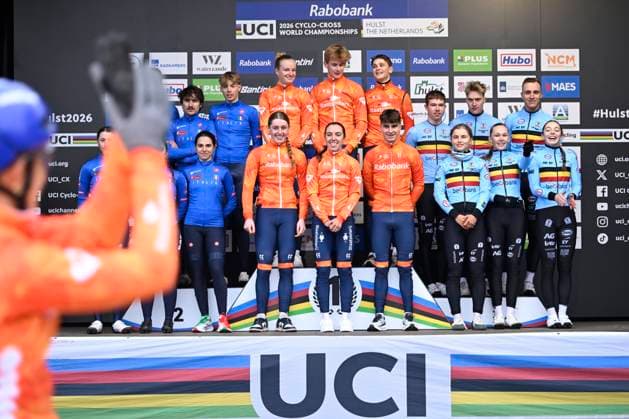 UCI World Championships 2026 Hulst HULST, THE NETHERLANDS - JANUARY 30 : Team Italiy (silver medal) : Grigolini Filippo, Viezzi Stefano (Ita), Casasola Sara (Ita), Ferri Elisa, Pellizotti Giorgia (Ita), Fontana Filippo Team Netherlands (gold medal) ; Van Den Eijnden Guus (Ned), Heeren Delano, Versluis Isis (Ned), Bentveld Leonie, Van Anrooij Shirin (Ned), Del Grosso Tibor (NED) and Team Belgium (bronze medal) : Moors Fleur (BEL), De Bruyckere Kay (BEL), Brouwers Julie (BEL), Van Lee Jari (BEL), Peeters Zita (BEL), Vandeputte Niels (BEL) pictured during the podium ceremony of the 2026 UCI Cyclo-Cross World Championships for Team Relay on January 30, 2026 in Hulst, The Netherlands, 30 01 2026 Hulst The Netherlands Copyright: xNicoxVereeckenx