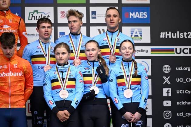 UCI World Championships 2026 Hulst HULST, THE NETHERLANDS - JANUARY 30 : Team Belgium (bronze medal) : Moors Fleur (BEL), De Bruyckere Kay (BEL), Brouwers Julie (BEL), Van Lee Jari (BEL), Peeters Zita (BEL), Vandeputte Niels (BEL) pictured during the podium ceremony of the 2026 UCI Cyclo-Cross World Championships for Team Relay on January 30, 2026 in Hulst, The Netherlands, 30 01 2026 Hulst The Netherlands  Copyright: xNicoxVereeckenx