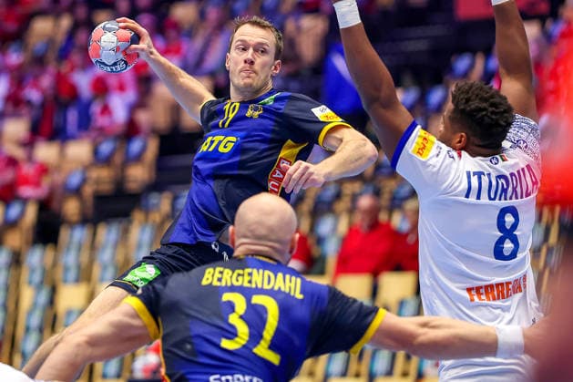 30 01 2026, Handball, Men s EHF EURO 2026, Portugal Sweden, Jyske Bank Boxen in Herning, Denmark, Match for 5th place Felix Claar Sweden 19 throws the ball on goal against Victor Manuel Iturriza Alvarez Portugal 08 Denmark