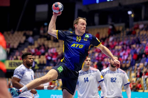 30 01 2026, Handball, Men s EHF EURO 2026, Portugal Sweden, Jyske Bank Boxen in Herning, Denmark, Match for 5th place Felix Claar Sweden 19 throws the ball at the goal Denmark