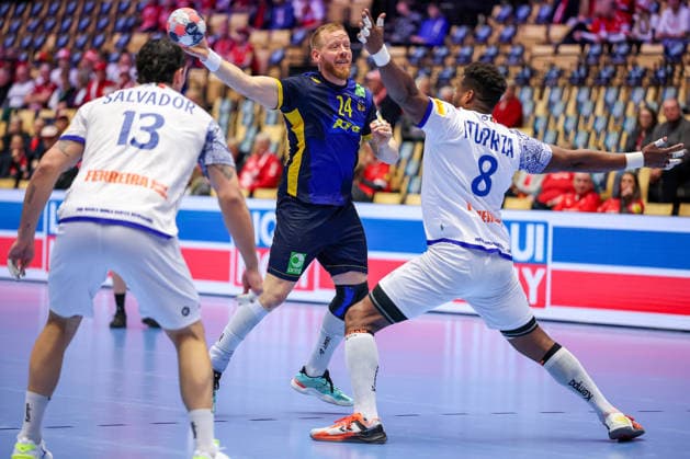 30 01 2026, Handball, Men s EHF EURO 2026, Portugal Sweden, Jyske Bank Boxing in Herning, Denmark, Match for 5th place Jim Gottfridsson Sweden 24 in a duel against Rocha Nogueira Portugal 13 Victor Manuel Iturriza Alvarez Portugal 08 Denmark