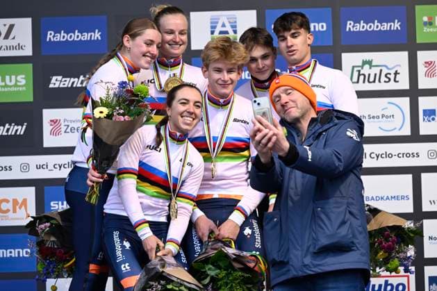 UCI World Championships 2026 Hulst HULST, THE NETHERLANDS - JANUARY 30 : Team The Netherlands with De Knegt Gerben, Versluis Isis (Ned), Bentveld Leonie (Ned), Van Anrooij Shirin (Ned), Heeren Delano (Ned), Van, Den Eijnden Guus (Ned) and Del Grosso Tibor (Ned) pictured during the podium ceremony after winning the 2026 UCI Cyclo-Cross World Championships for Team Relay on January 30, 2026 in Hulst, The Netherlands, 30 01 2026 Hulst The Netherlands  Copyright: xNicoxVereeckenx