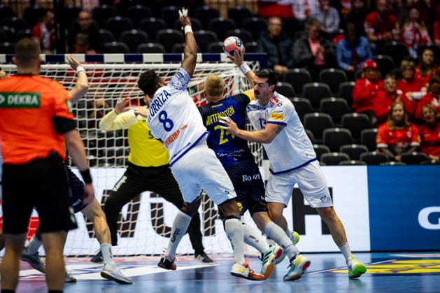 HERNING, DENMARK - JANUARY 30: Victor Iturriza (Portugal, 08), Jim Gottfridsson (Sweden, 24) , Salvador Salvador (Portugal, 13) during the EHF EURO 2026 Placement match 5 6 between Portugal vs Sweden at Jyske Bank Boxen Arena on January 30, 2026 in Herning, Denmark. Midtjylland Denmark Copyright: xMarioxM.xKobergx