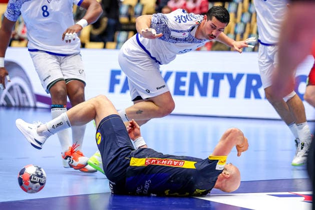 30 01 2026, Handball, Men s EHF EURO 2026, Portugal Sweden, Jyske Bank Boxing in Herning, Denmark, match for 5th place Rocha Nogueira Portugal 13 in a duel against Oscar Bergendahl Sweden 32 Denmark