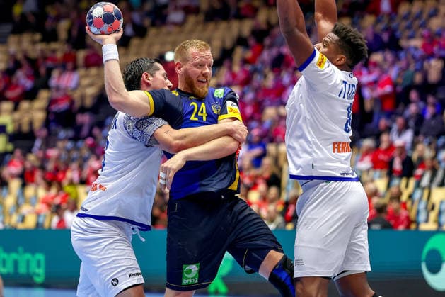 30.01.2026, Handball, Men s EHF EURO 2026, Portugal - Schweden, Jyske Bank Boxen in Herning, Dänemark, Spiel um Platz 5: Jim Gottfridsson (Sweden 24) im Zweikampf gegen Rocha Nogueira (Portugal 13) Victor Manuel Iturriza Alvarez (Portugal 08) Dänemark *** 30 01 2026, Handball, Men s EHF EURO 2026, Portugal Sweden, Jyske Bank Boxing in Herning, Denmark, Match for 5th place Jim Gottfridsson Sweden 24 in a duel against Rocha Nogueira Portugal 13 Victor Manuel Iturriza Alvarez Portugal 08 Denmark