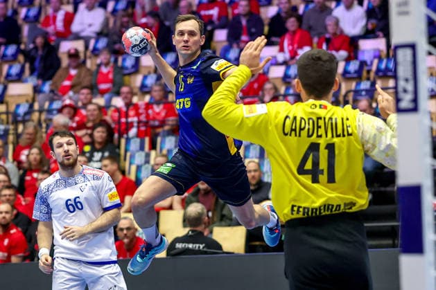 30 01 2026, Handball, Men s EHF EURO 2026, Portugal Sweden, Jyske Bank Boxen in Herning, Denmark, Match for 5th place Hampus Wanne Sweden 15 throws the ball at the goal Gustavo Alexandre Cascao Capdeville Portugal 41 Denmark
