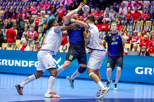 30 01 2026, Handball, Men s EHF EURO 2026, Portugal Sweden, Jyske Bank Boxing in Herning, Denmark, Match for 5th place Jim Gottfridsson Sweden 24 in a duel against Victor Manuel Iturriza Alvarez Portugal 08 Francisco Mota Costa Portugal 26 Denmark