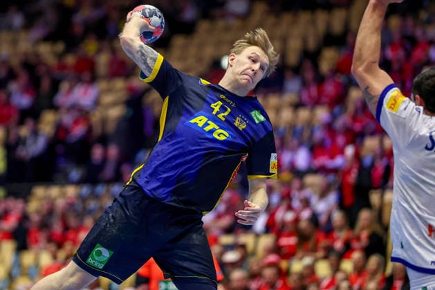 30 01 2026, Handball, Men s EHF EURO 2026, Portugal Sweden, Jyske Bank Boxen in Herning, Denmark, Match for 5th place Eric Johansson Sweden 42 throws the ball on goal Denmark