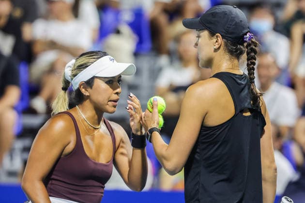 (260130) -- MANILA, Jan. 30, 2026 -- Quinn Gleason Sabrina Santamaria (L) communicate during the women s doubles final match between Eudice Chong (China s Hong Kong) Liang En-Shuo (Chinese Taipei) and Sabrina Santamaria Quinn Gleason of the United States at the WTA, Tennis Damen Philippine Women s Open in Manila, the Philippines, Jan. 30, 2026. ) (SP)PHILIPPINES-MANILA-TENNIS-WTA PHILIPPINE WOMEN S OPEN-DOUBLES ROUELLExUMALI 