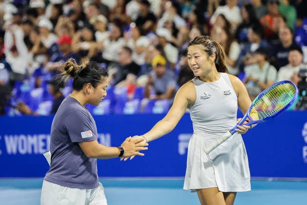 (260130) -- MANILA, Jan. 30, 2026 -- Eudice Chong (R) Liang En-Shuo react during the women s doubles final match between Eudice Chong (China s Hong Kong) Liang En-Shuo (Chinese Taipei) and Sabrina Santamaria Quinn Gleason of the United States at the WTA, Tennis Damen Philippine Women s Open in Manila, the Philippines, Jan. 30, 2026. ) (SP)PHILIPPINES-MANILA-TENNIS-WTA PHILIPPINE WOMEN S OPEN-DOUBLES ROUELLExUMALI 