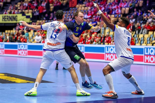 30 01 2026, Handball, Men s EHF EURO 2026, Portugal Sweden, Jyske Bank Boxing in Herning, Denmark, Match for 5th place Rocha Nogueira Portugal 13 Victor Manuel Iturriza Alvarez Portugal 08 in a duel against Felix Claar Sweden 19 Denmark