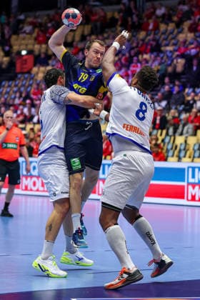 30 01 2026, Handball, Men s EHF EURO 2026, Portugal Sweden, Jyske Bank Boxing in Herning, Denmark, Match for 5th place Rocha Nogueira Portugal 13 Victor Manuel Iturriza Alvarez Portugal 08 in a duel against Felix Claar Sweden 19 Denmark