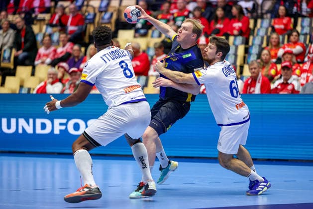 30 01 2026, Handball, Men s EHF EURO 2026, Portugal Sweden, Jyske Bank Boxing in Herning, Denmark, Match for 5th place Nils Edwin Aspenbäck Sweden 29 in a duel against Victor Manuel Iturriza Alvarez Portugal 08 Joao Pedro Vinhas Silva Gomes Portugal 66 Denmark